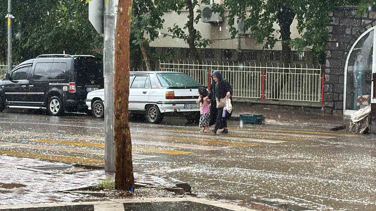 siverek-te-vatandaslar-yagmura-hazirliksiz-yakalandi