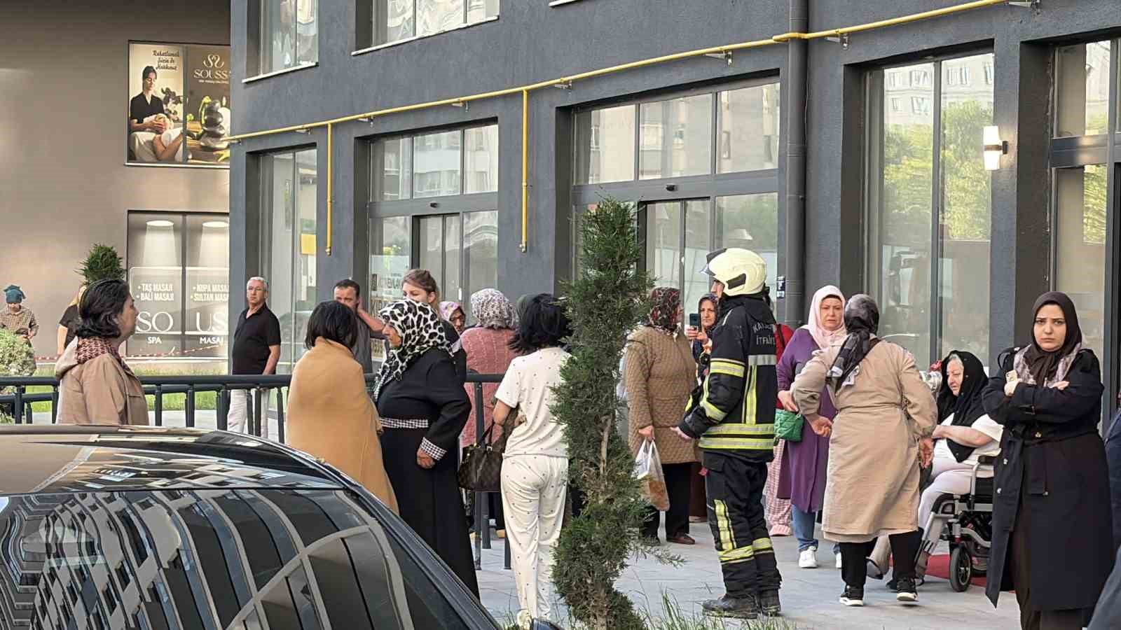 20-katli-binada-yangin-panigi-bina-sakinleri-yanlis-alarmla-sokaga-dokuldu
