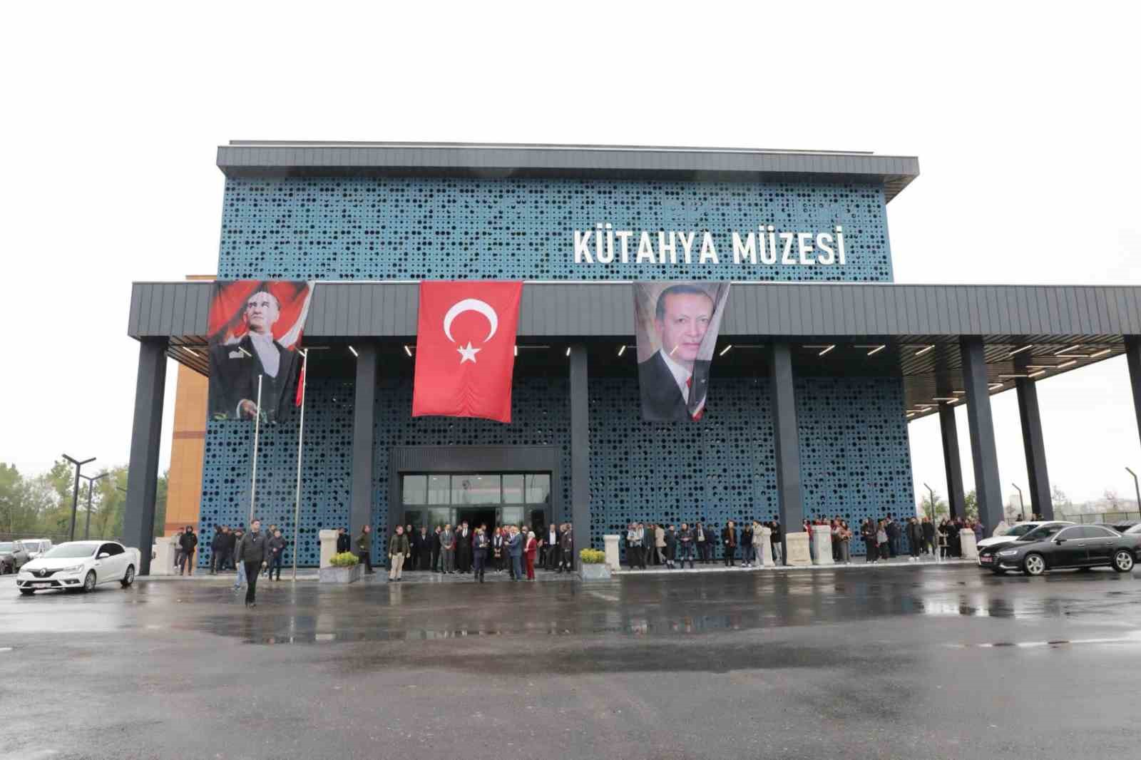 kutahya-nin-tarihi-mirasi-bakan-ersoy-tarafindan-acilan-yeni-muzede-ziyaretcilerle-bulustu