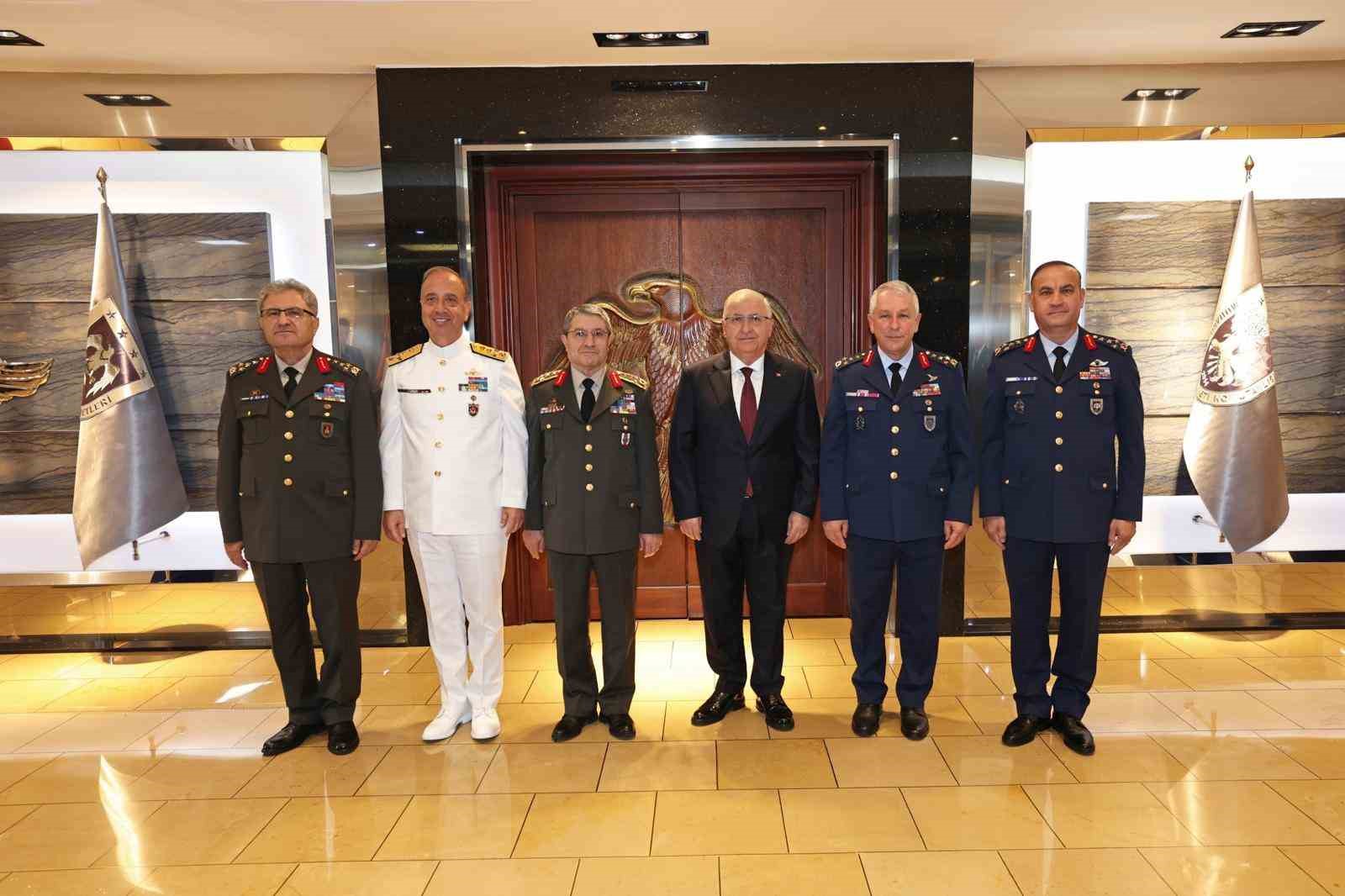 bakan-guler-hava-kuvvetleri-komutanliginda-devir-teslim-torenine-katildi
