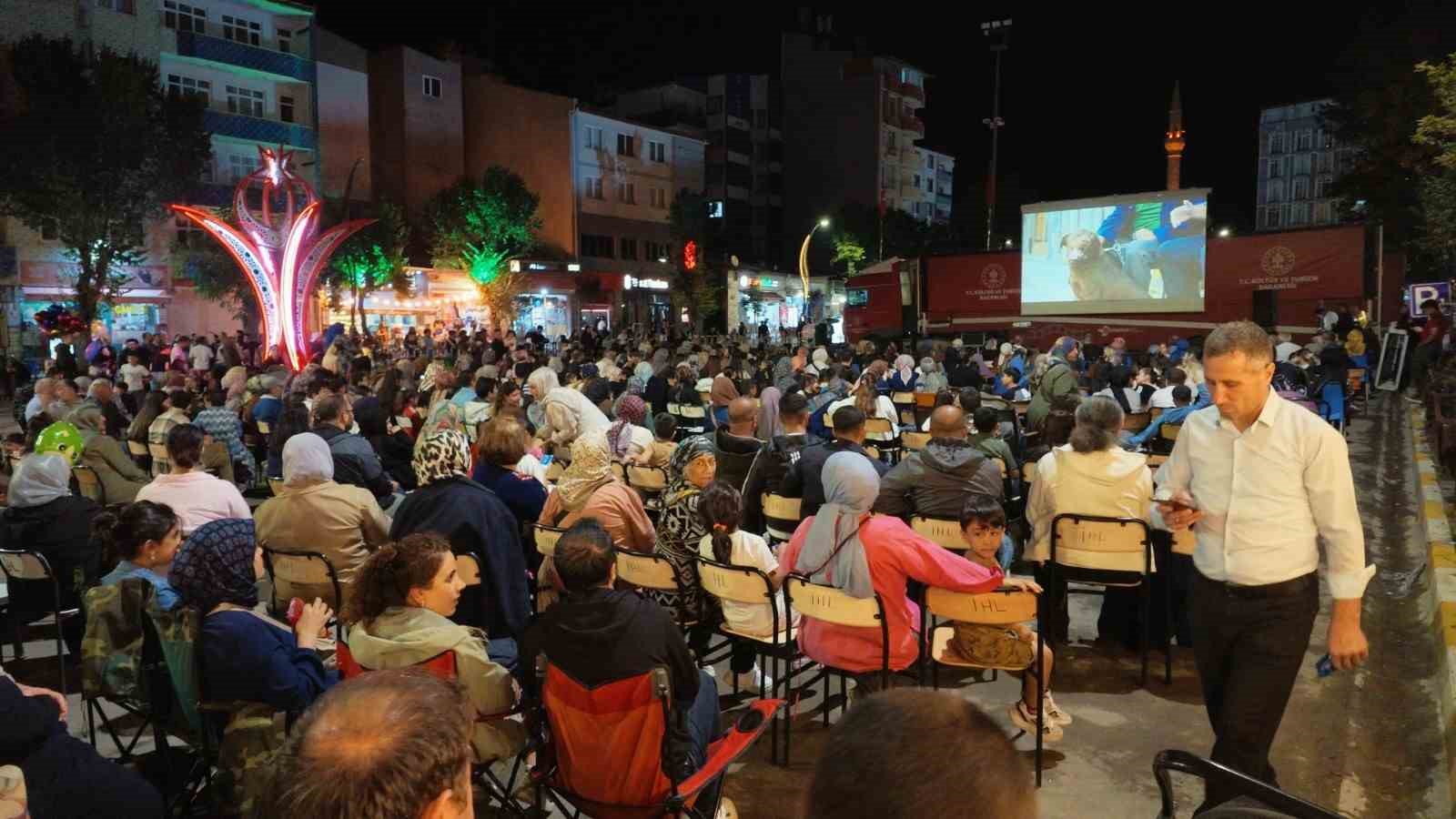 bakan-ersoy-duyurdu-gezen-sinema-turkiye-nin-81-ilinin-tamamina-ulasti