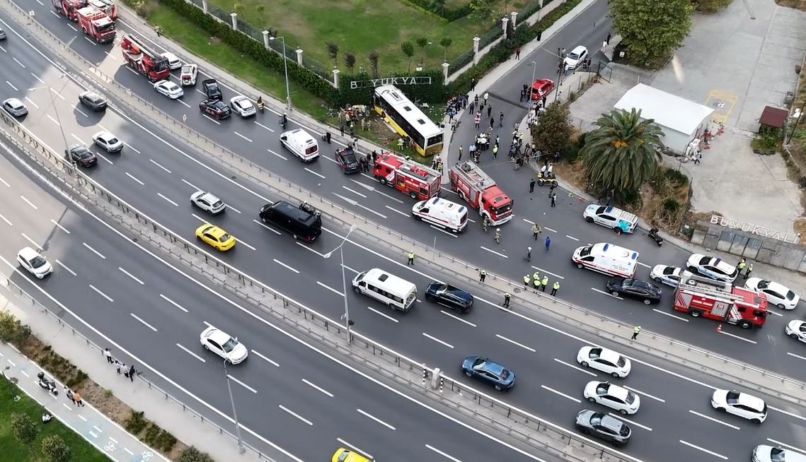 zeytinburnu-nda-iett-otobusu-duvara-carpti-1-olu-17-yarali