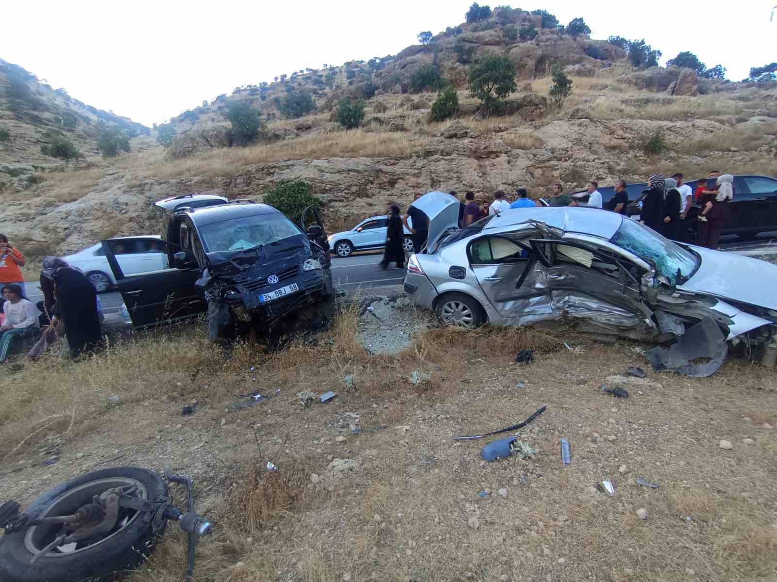mardin-de-iki-otomobil-carpisti-9-yarali