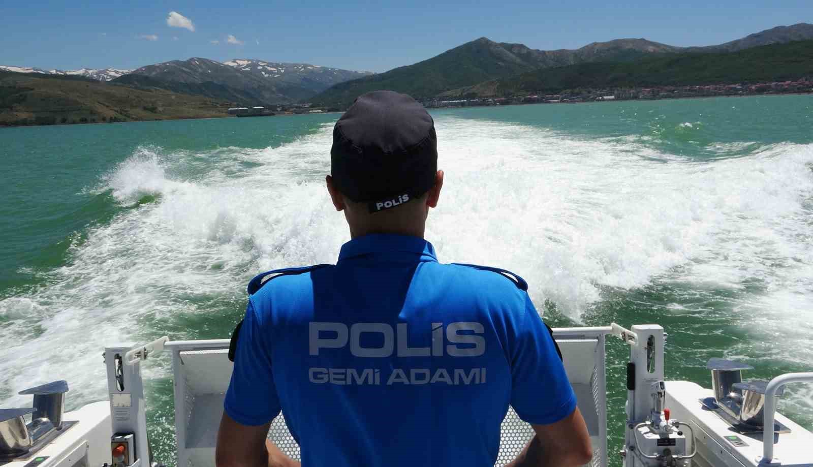 van-golu-nde-kacak-avciliga-deniz-polisinden-gecit-yok
