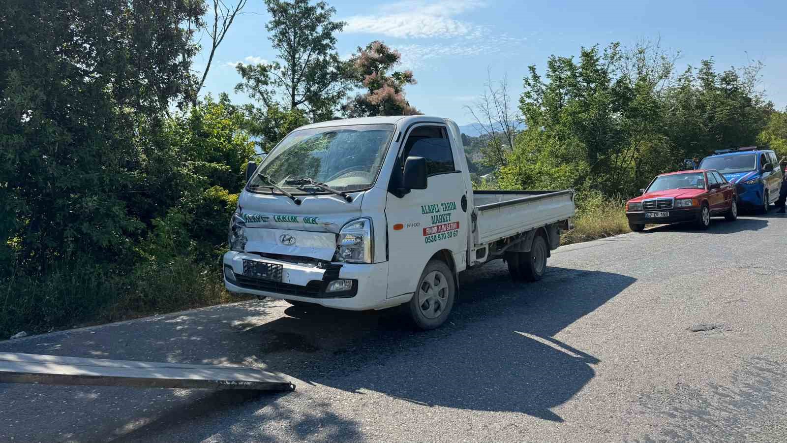 freni-bosalan-kamyonet-tarim-aracina-carpti-1-yarali