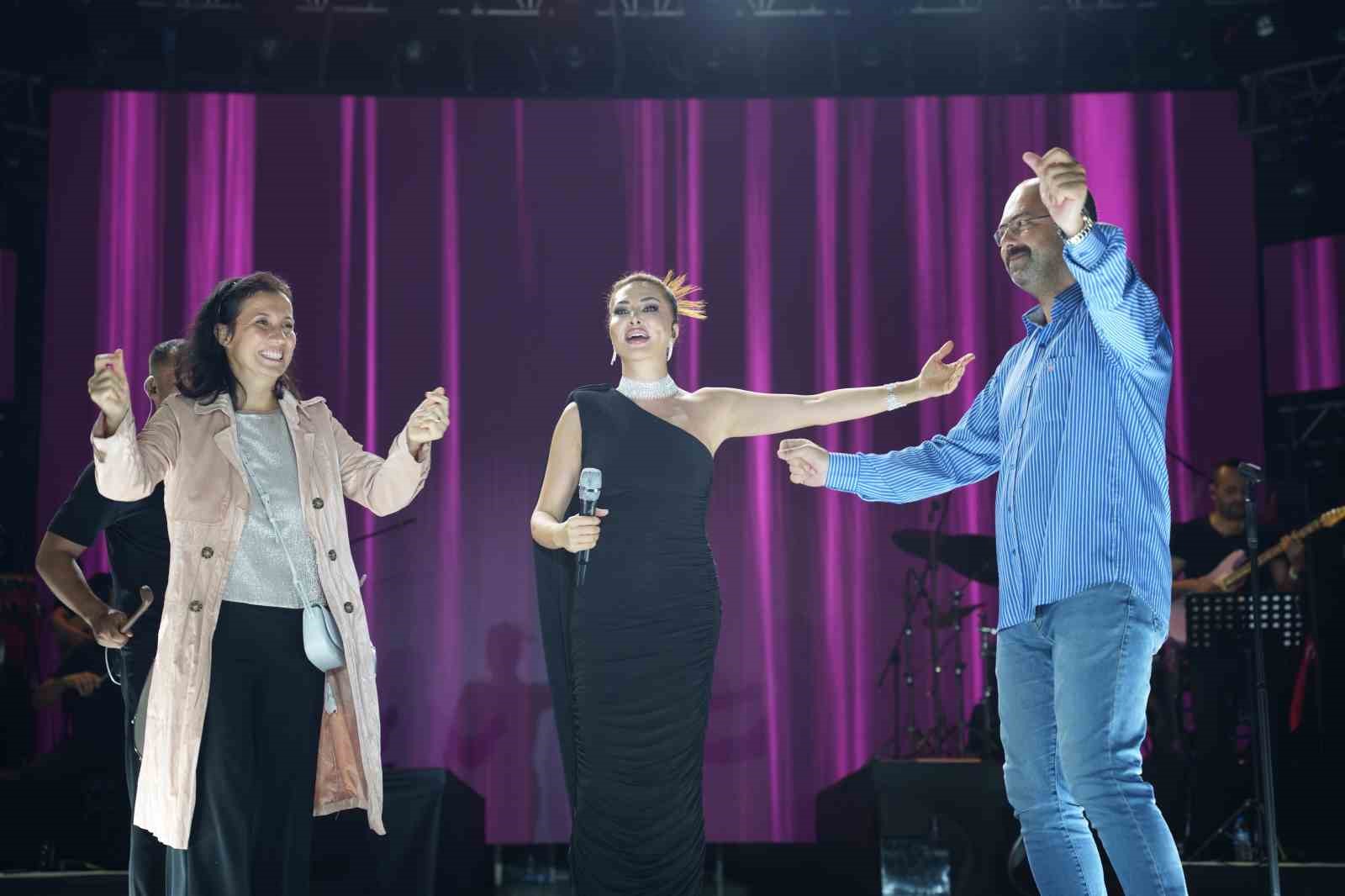 zafer-bayrami-ve-festival-coskusu-bir-arada-yasatildi-ebru-yasar-kulaklarin-pasini-sildi