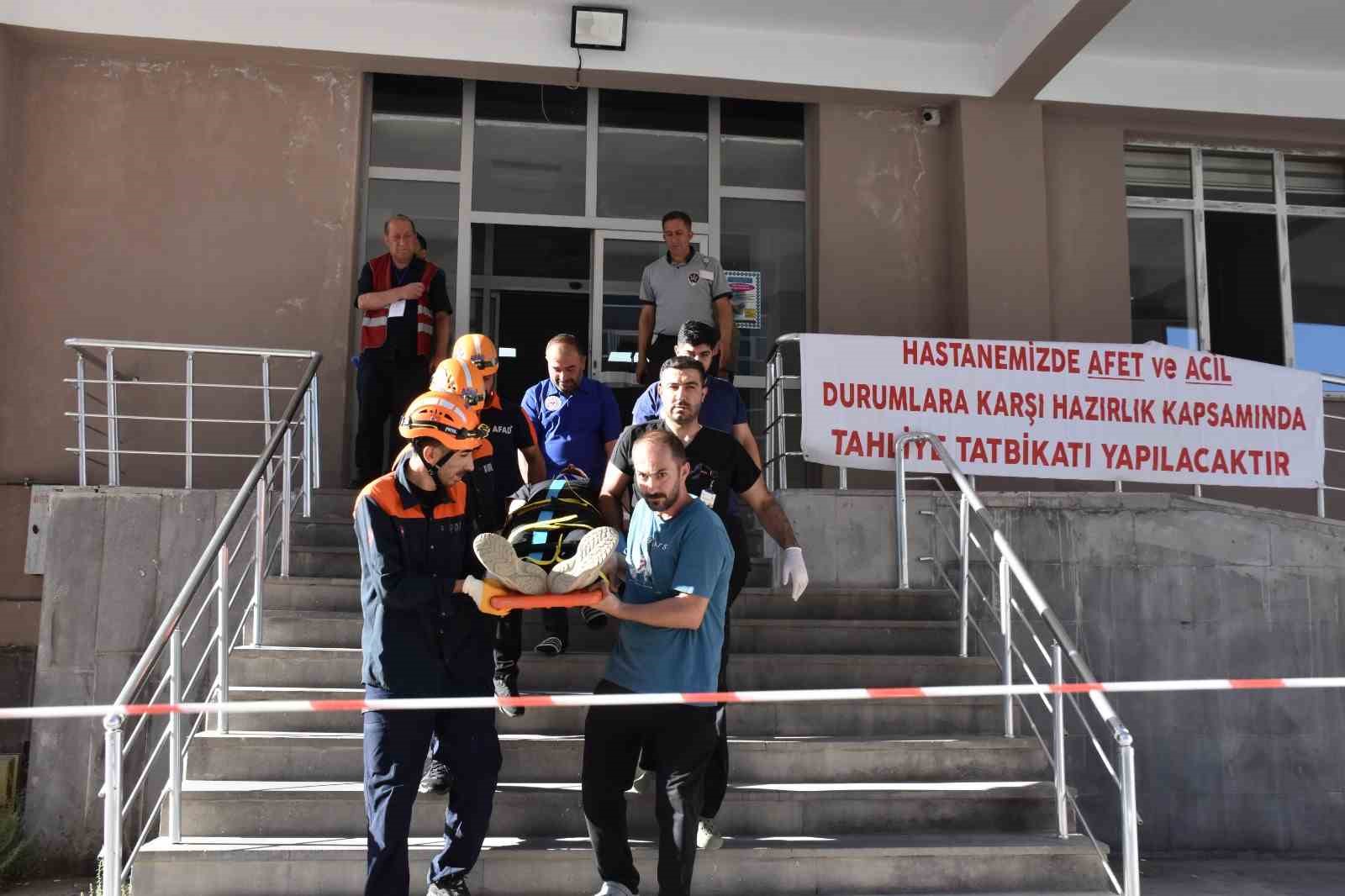 bitlis-devlet-hastanesi-nde-deprem-tatbikati-yapildi