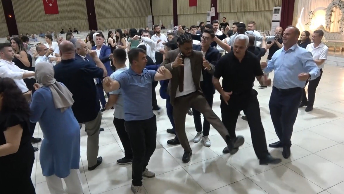 fildisi-sahilli-gencler-dugununde-halay-ve-yoresel-oyunlarla-ilgi-odagi-oldu