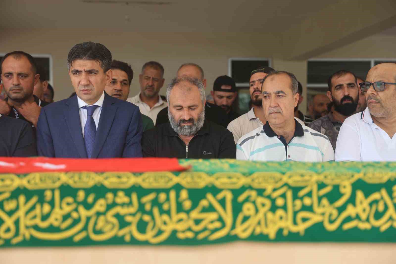 kibris-ta-batan-gemide-kaybolan-6-yasindaki-mehmet-asaf-in-cenazesi-dualarla-topraga-verildi