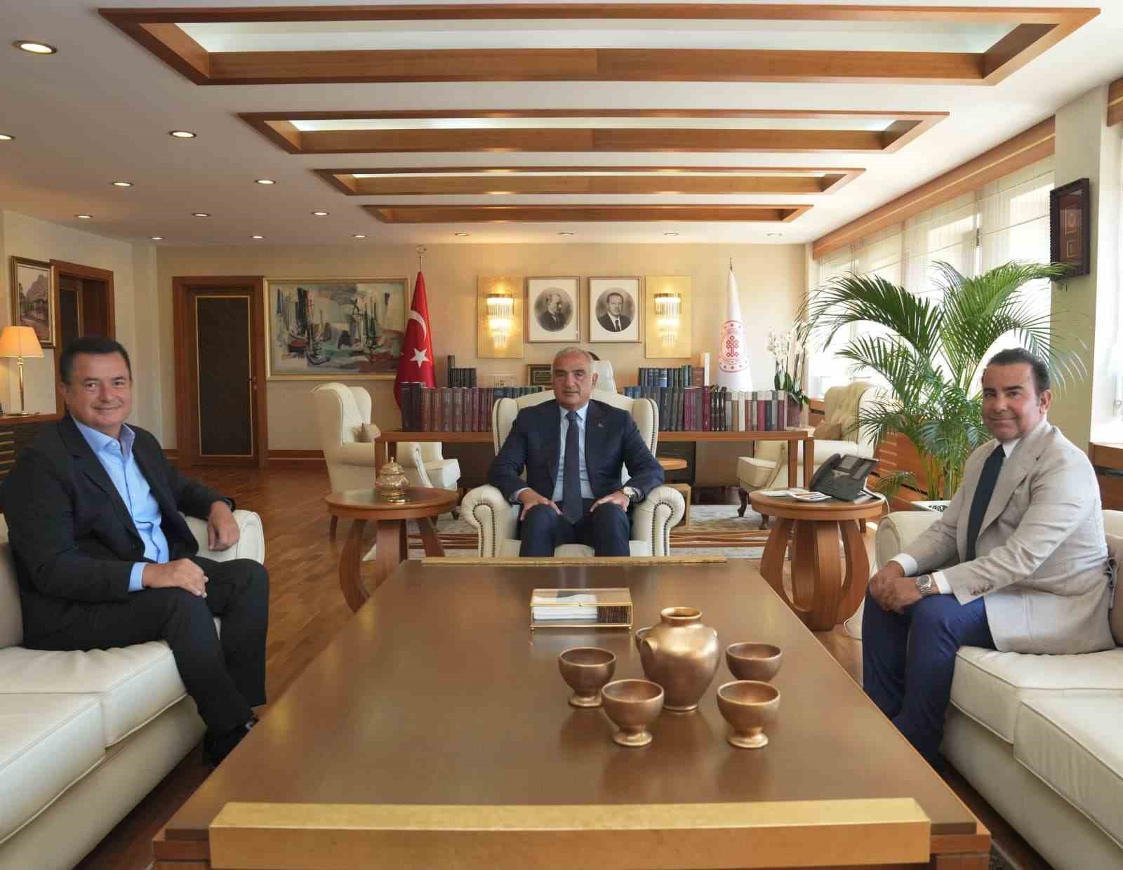 bakan-ersoy-ile-acun-ilicali-bir-araya-geldi