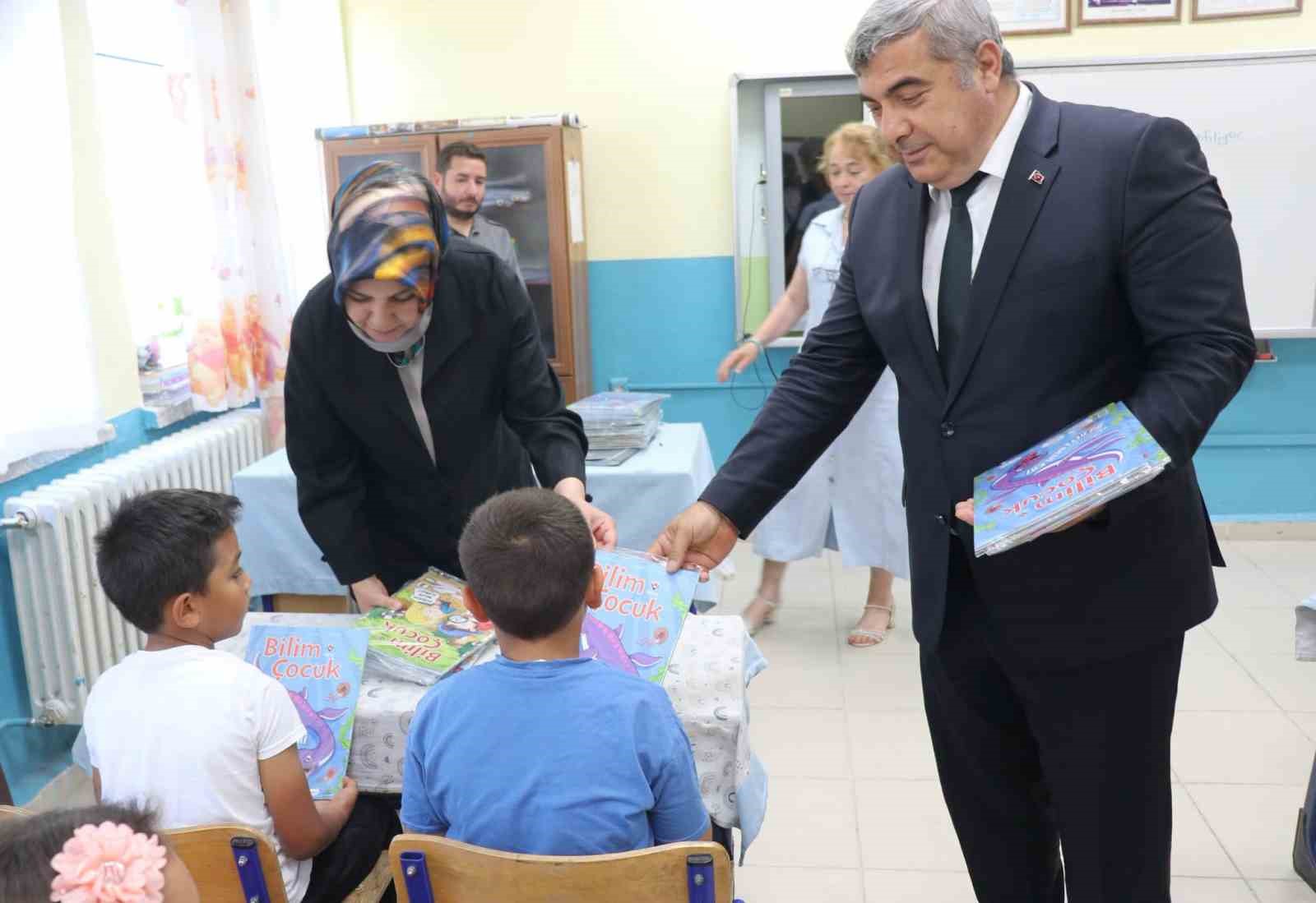 aldiklari-hediyeler-ile-yaz-tatilini-daha-verimli-gecirecekler