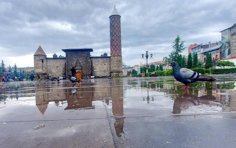 erzurum-ve-ardahan-icin-sari-kodlu-uyari-kuvvetli-saganak-ve-sel-riski