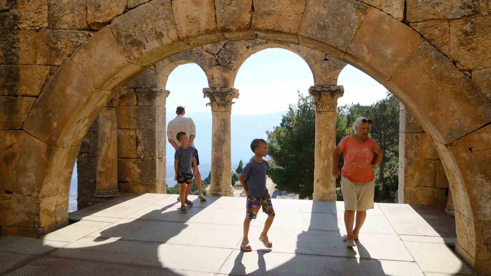 unesco-listesindeki-alahan-manastiri-zamana-direniyor