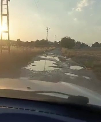 koy-yolundaki-cokme-ve-cukurlar-suruculere-zor-anlar-yasatiyor