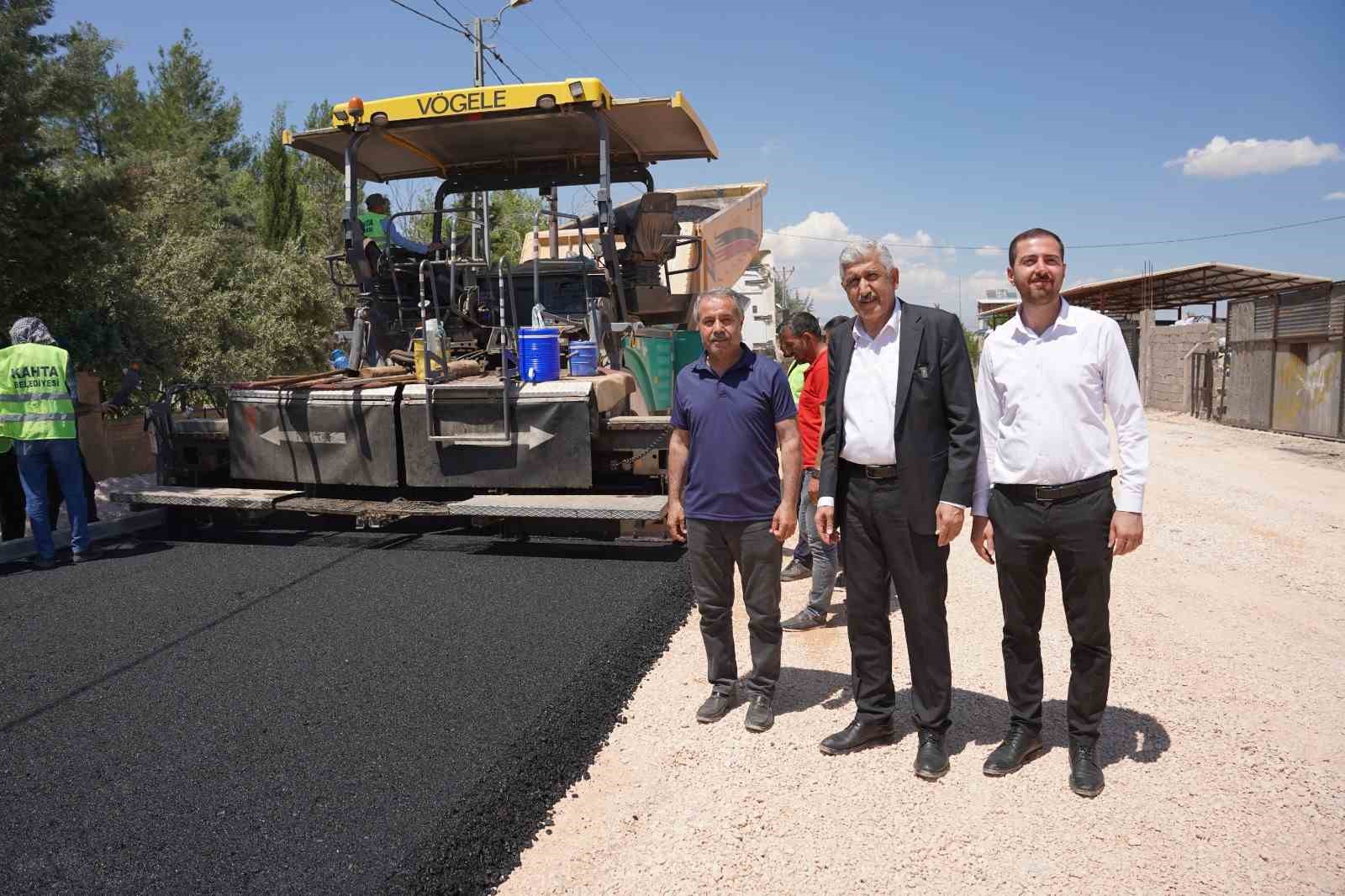 kahta-belediyesi-yilin-ilk-asfalt-serimini-gerceklestirdi