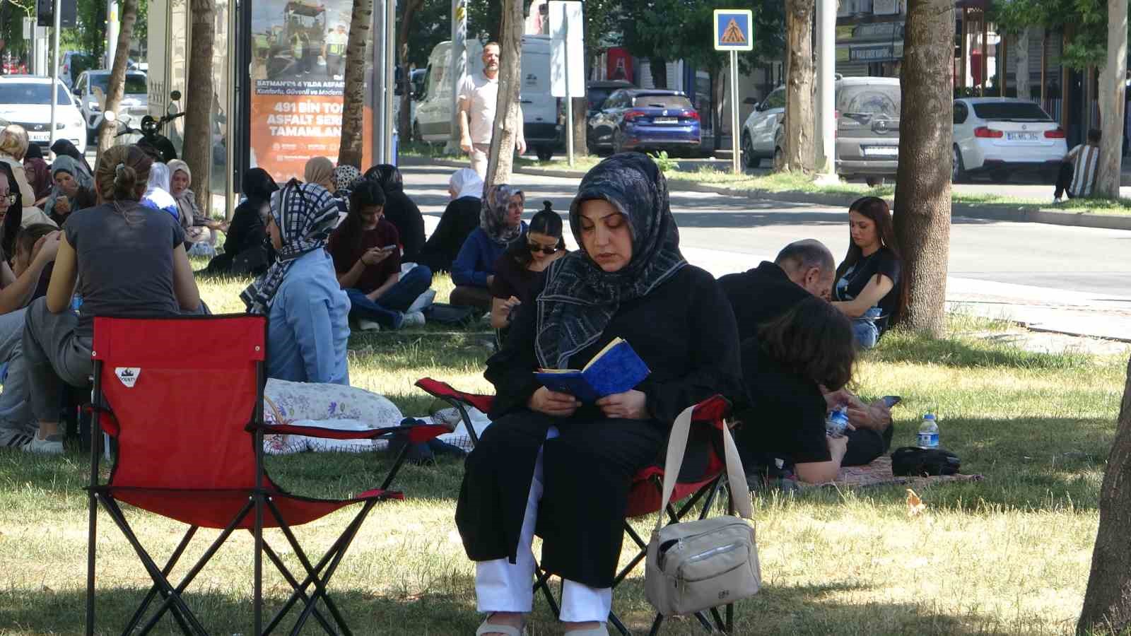 batman-da-cocuklari-sinava-giren-veliler-parklarda-dua-etti