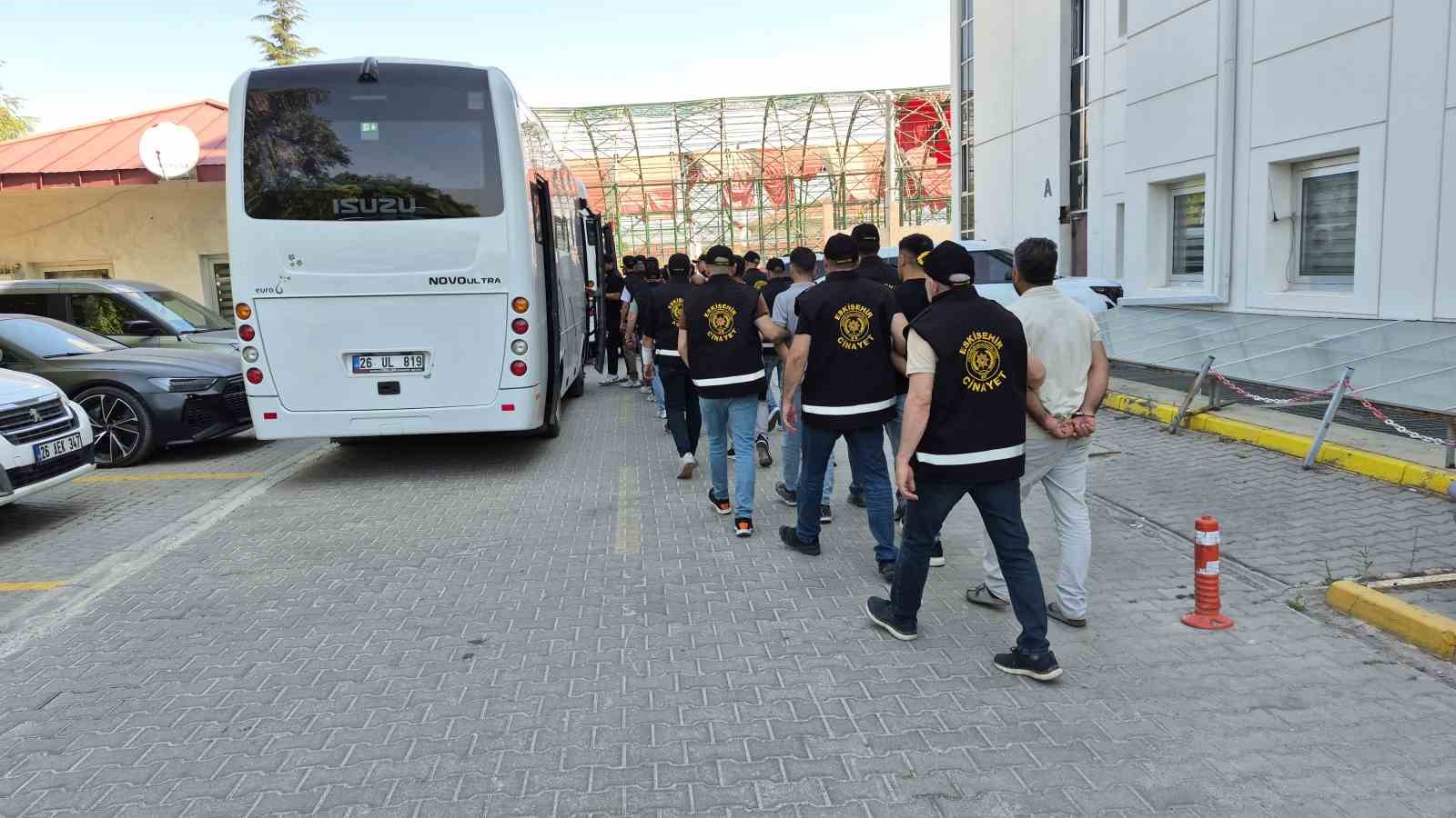 eskisehir-de-polisin-de-yaralandigi-kavga-ile-ilgili-18-supheli-adliyeye-sevk-edildi