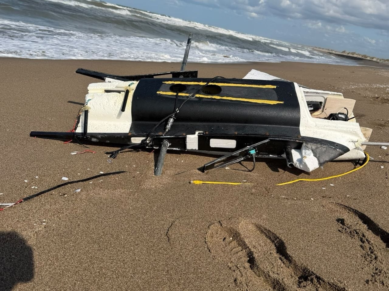 sahile-vuran-dron-parcasi-ekipleri-harekete-gecirdi