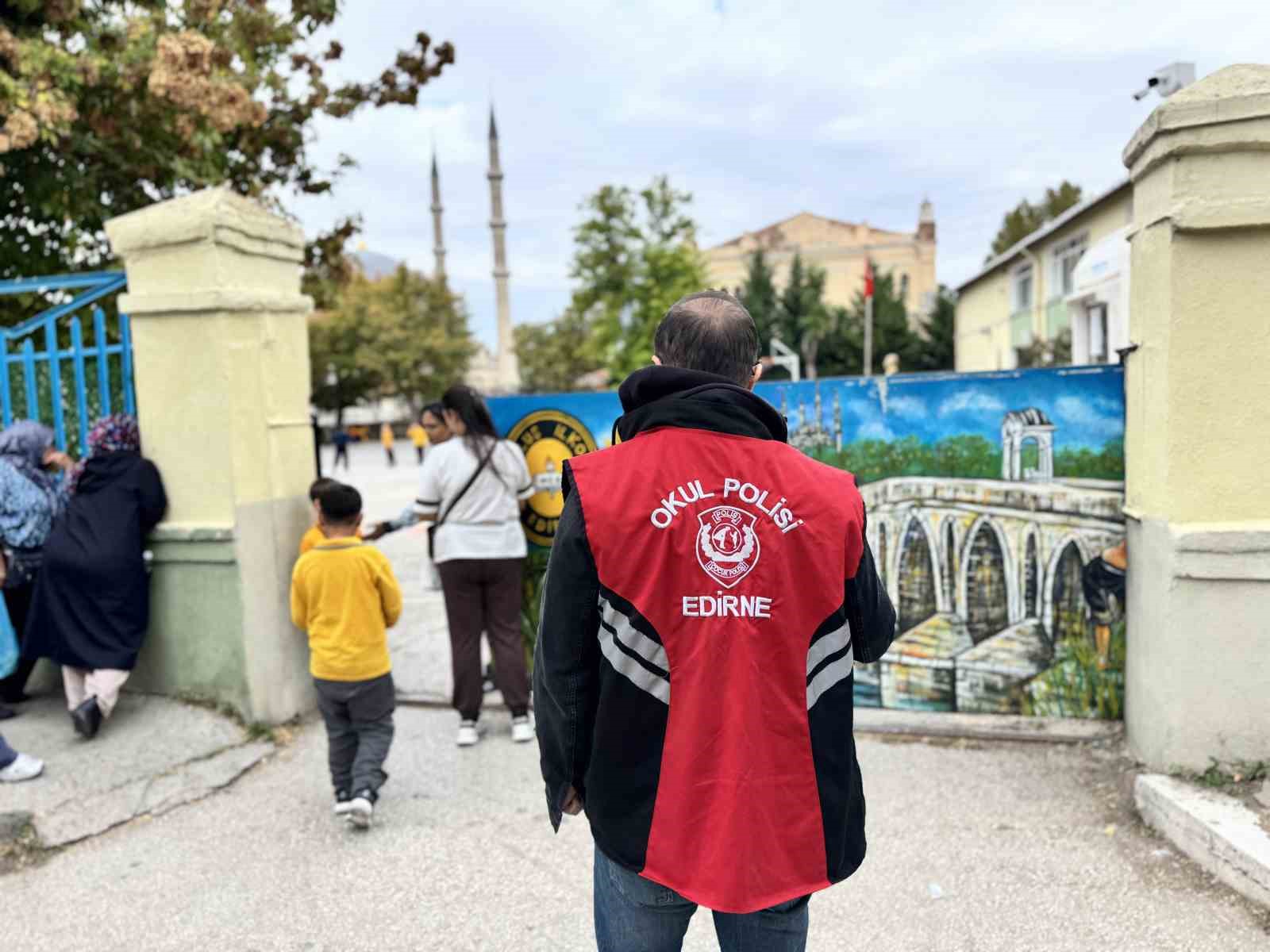 edirne-de-polis-ekipleri-okul-cevrelerinde-kus-ucurtmuyor