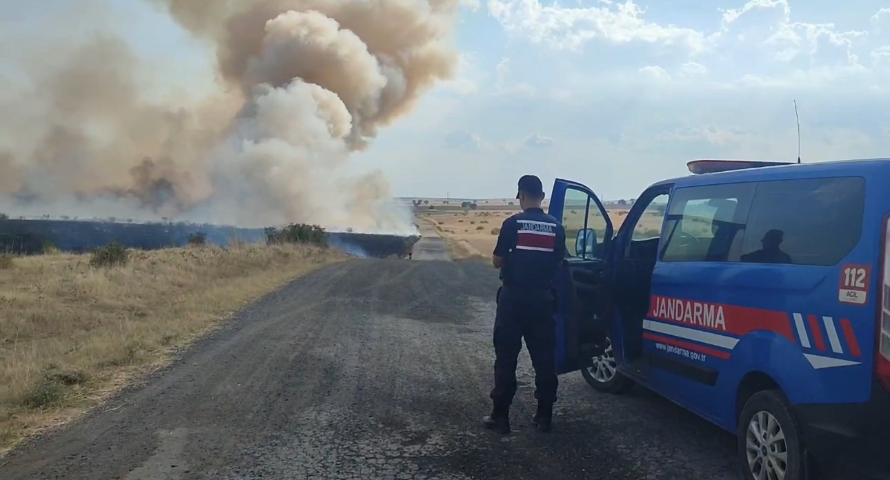 edirne-de-merada-yangin-cikti-yogun-duman-trafigi-durma-noktasina-getirdi