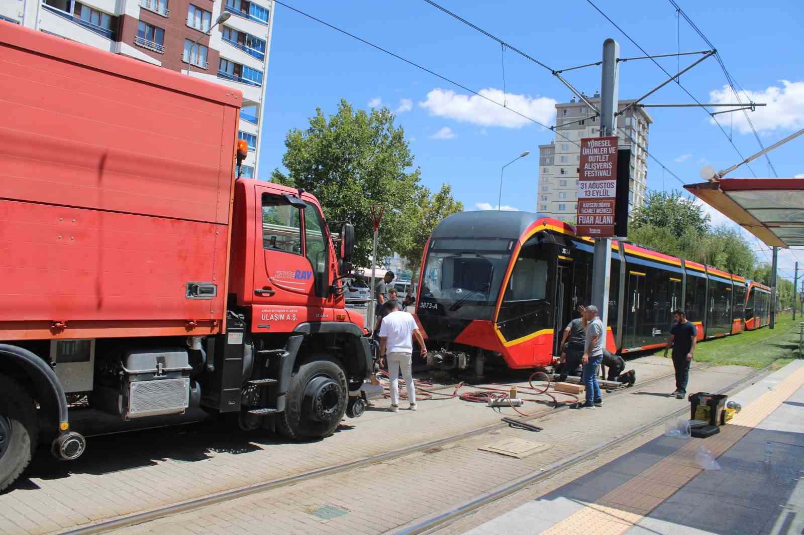 tramvayin-carptigi-genc-kadin-hayatini-kaybetti
