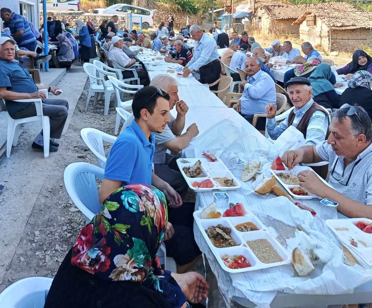 hisarcik-seyhcakir-koyunde-geleneksel-hayir-yemegi-duzenlendi