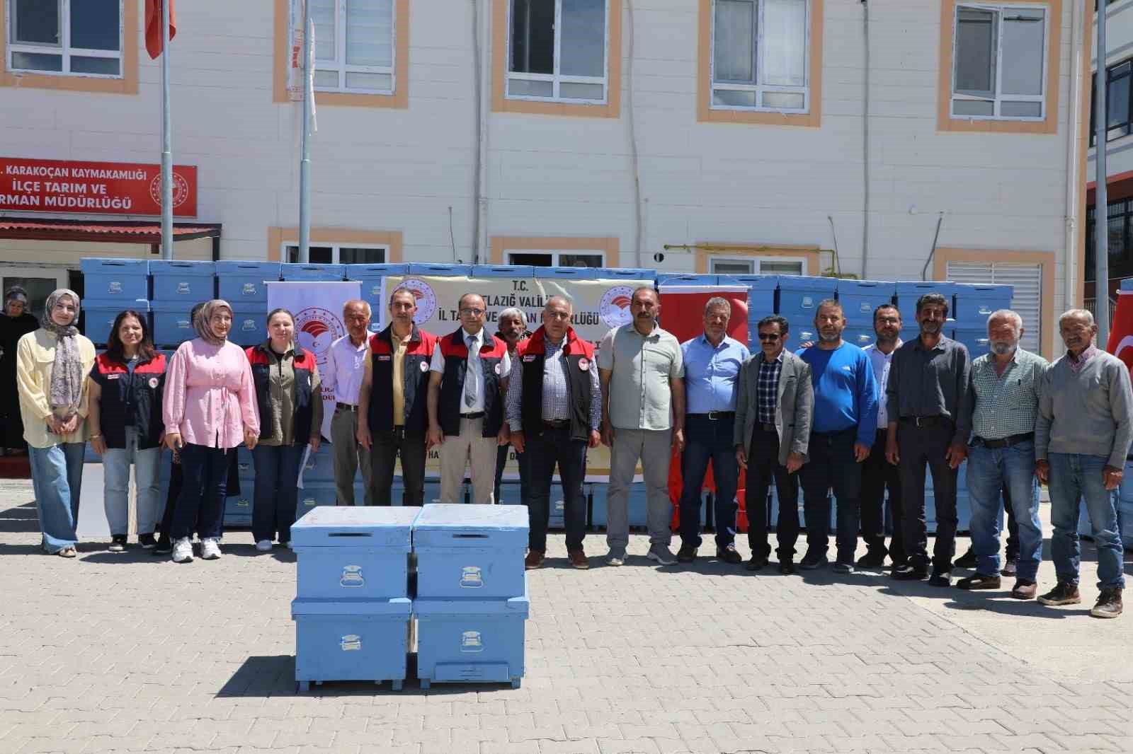 elazig-da-15-ari-yetistiricisine-150-adet-kovan-dagitildi