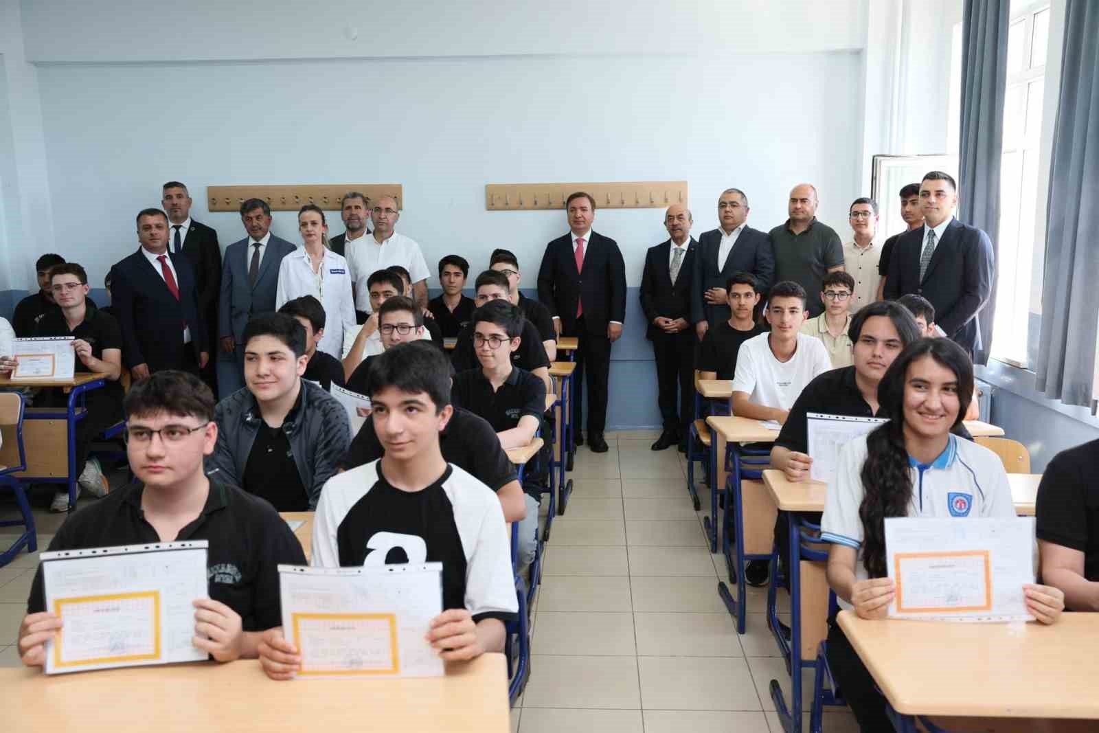 erzincan-da-41-bin-526-ogrenci-karne-heyecani-yasadi
