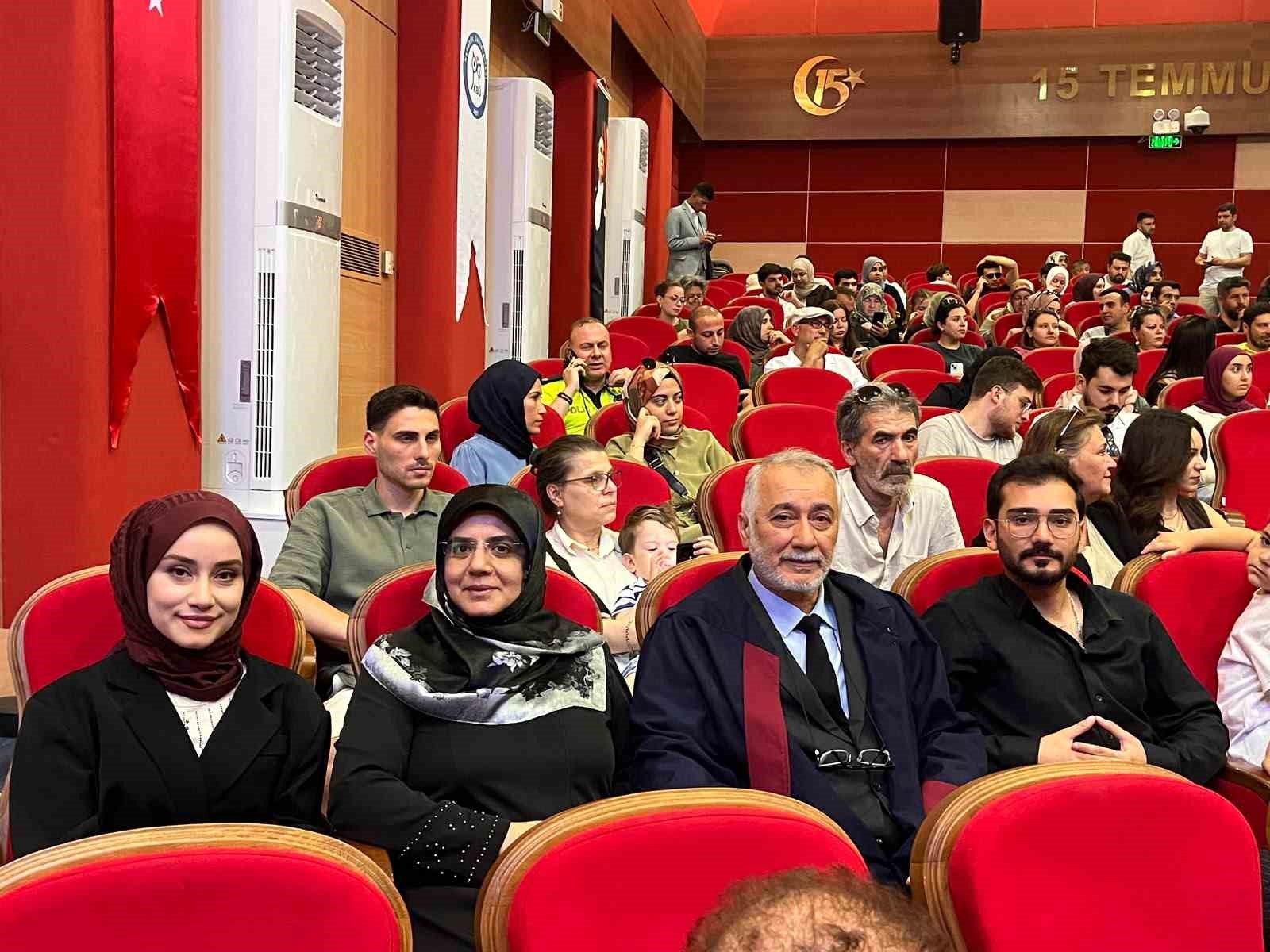 karabuk-universitesi-nde-ornek-basari-hikayesi-baba-ve-kizi-ayni-gun-diploma-aldi