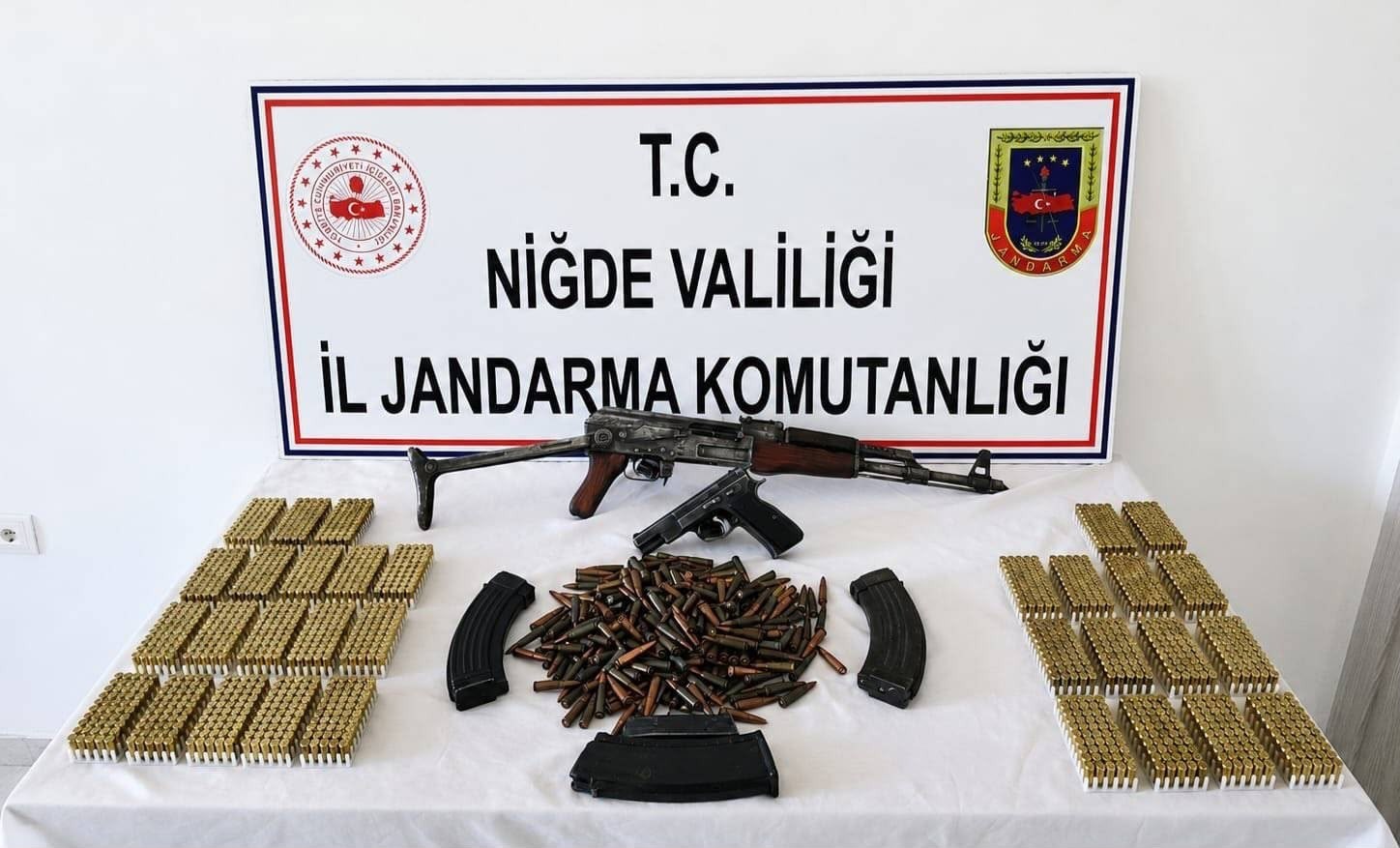 nigde-de-bir-evde-yapilan-aramada-ak-47-kalasnikof-tufek-ve-ruhsatsiz-tabanca-ele-gecirildi