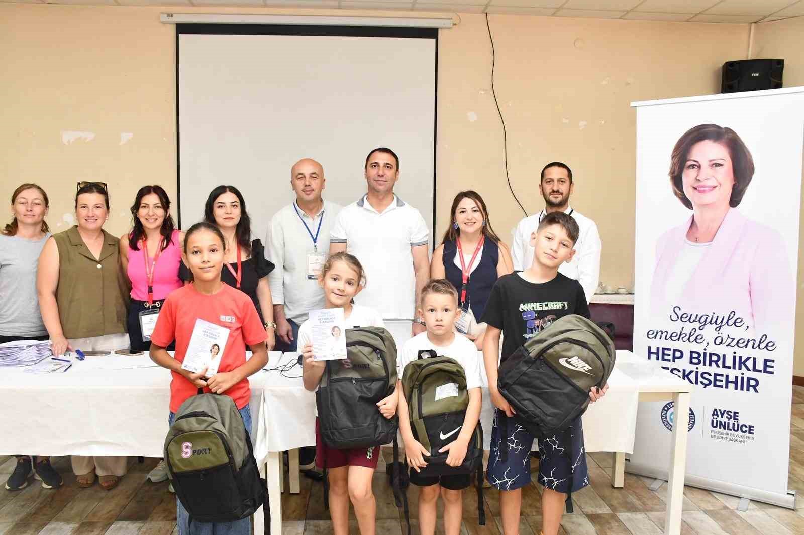 buyuksehir-belediyesi-nden-beylikova-daki-ilkogretim-ogrencilerine-canta-ve-kirtasiye-destegi