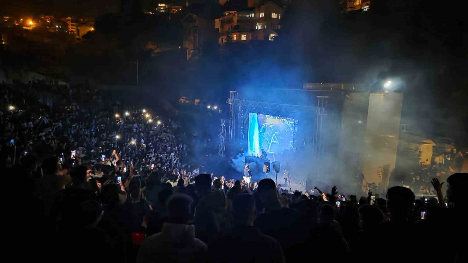 karadeniz-eregli-de-wegh-ruzgari-gencler-konserde-costu