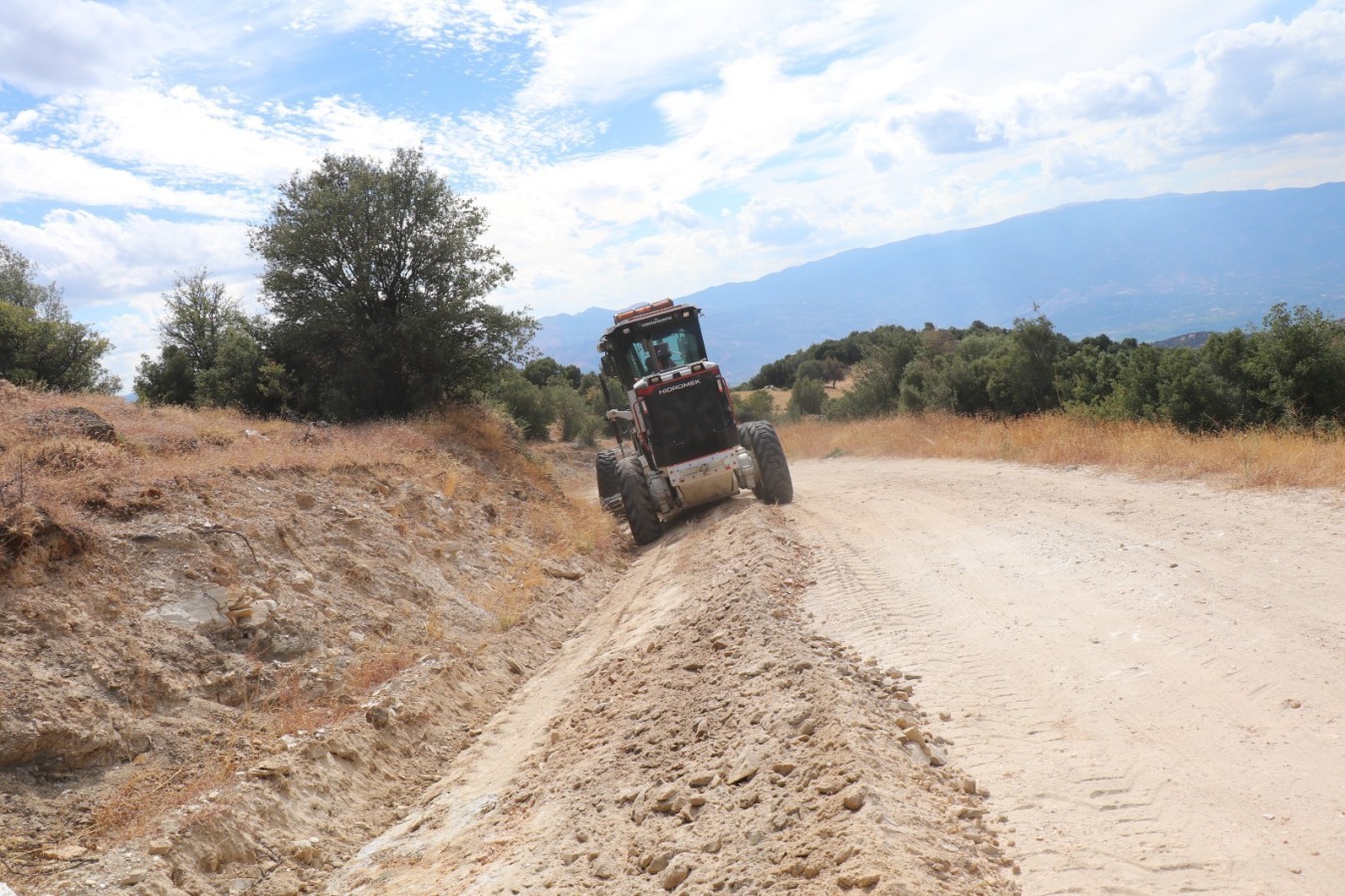 bozdogan-belediyesi-yol-calismalarina-devam-ediyor