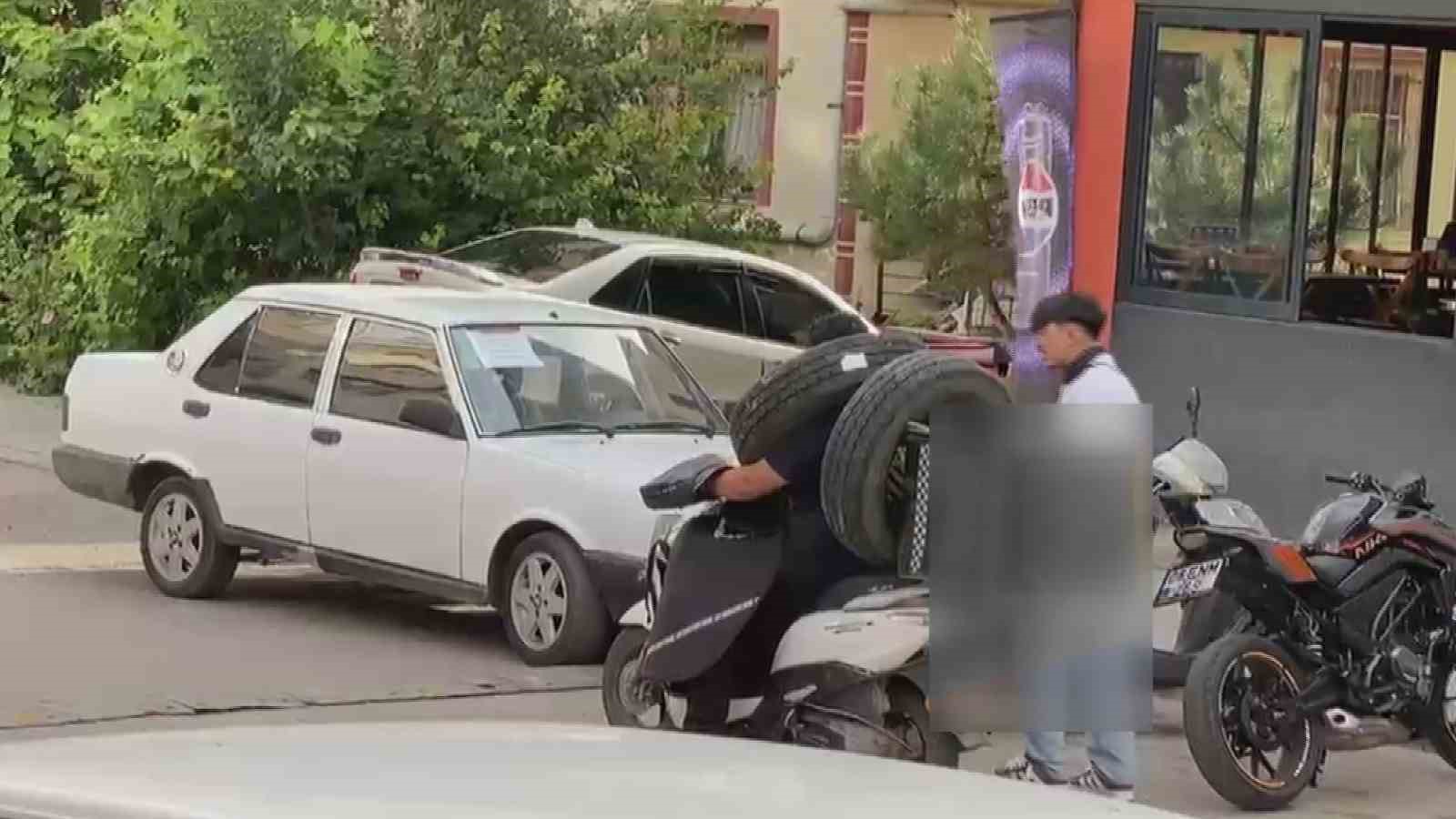 otomobil-lastigini-boynuna-asan-kuryenin-ilginc-tasima-yontemi-kameraya-yansidi