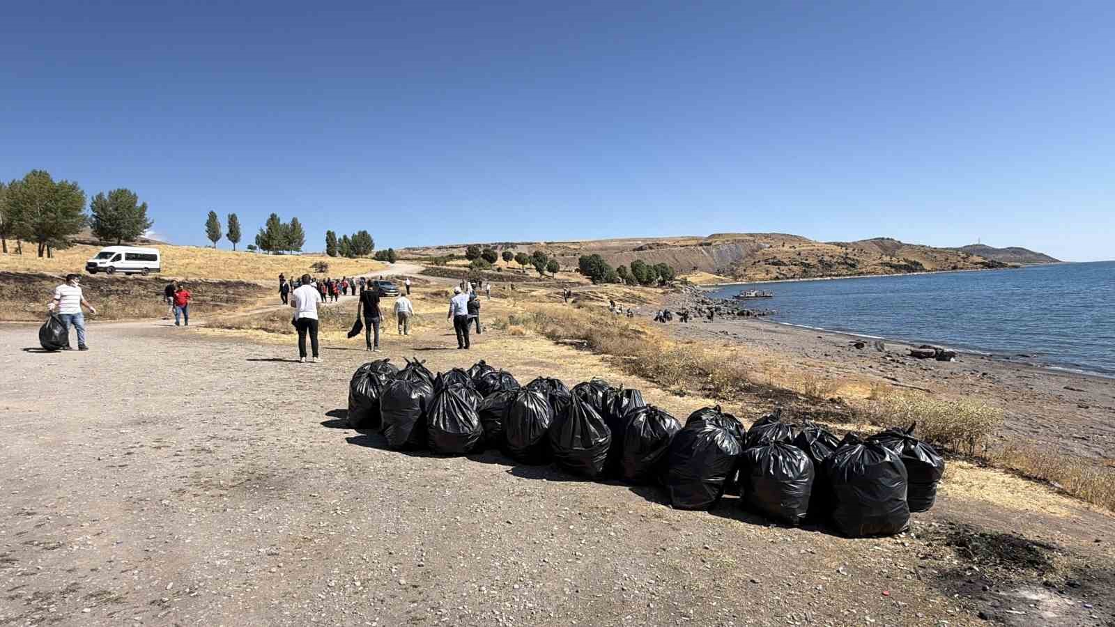 van-golu-kiyisinda-temizlik-seferberligi-100-kisi-katildi-4-ton-cop-toplandi