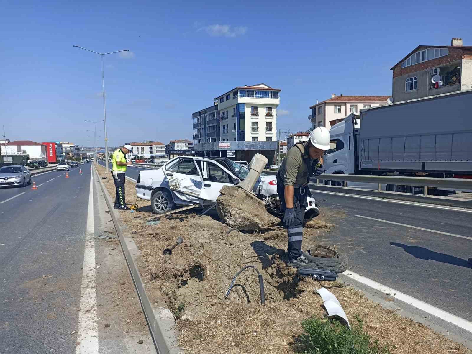 bafra-da-otomobil-aydinlatma-diregine-carpti-surucu-yaralandi