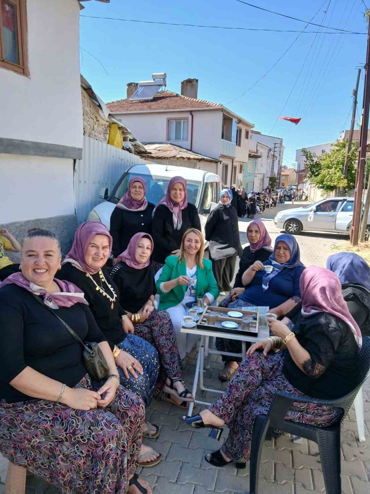 gelin-konvoyunun-onunu-kesen-kadinlar-yol-ortasinda-tavla-oynayip-kahve-ictiler