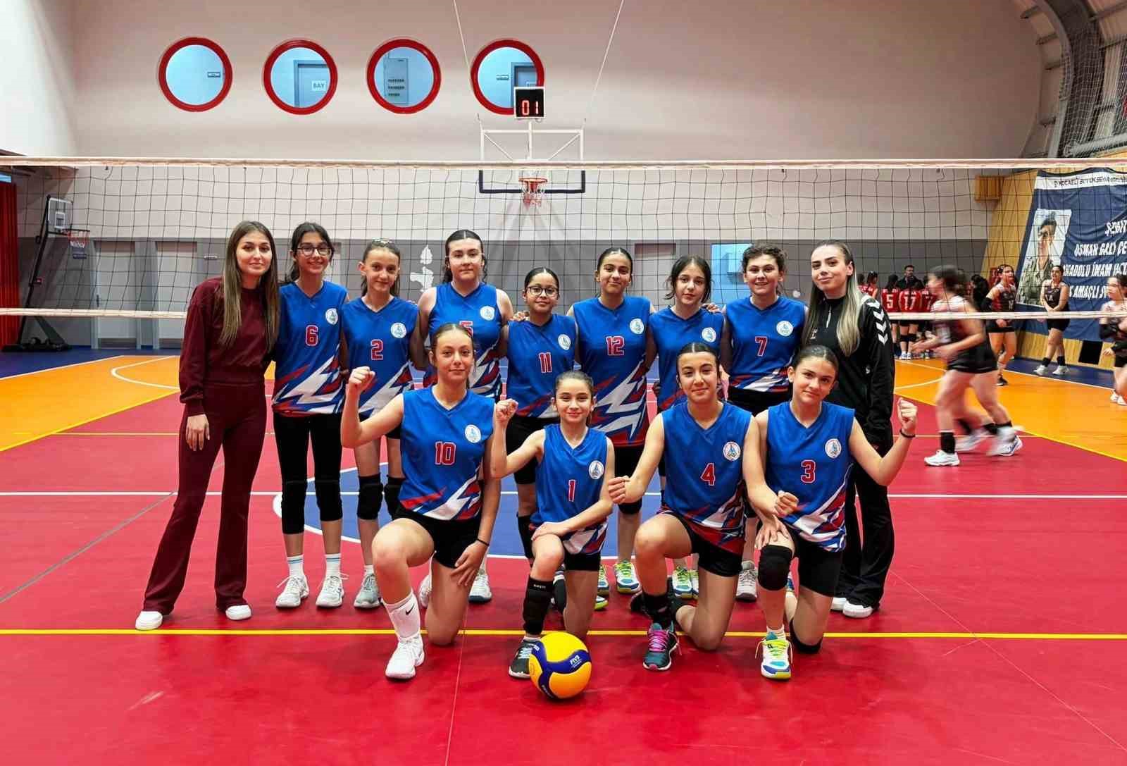korfez-genclerbirligi-midi-kiz-voleybol-takimi-sezona-galibiyetle-basladi
