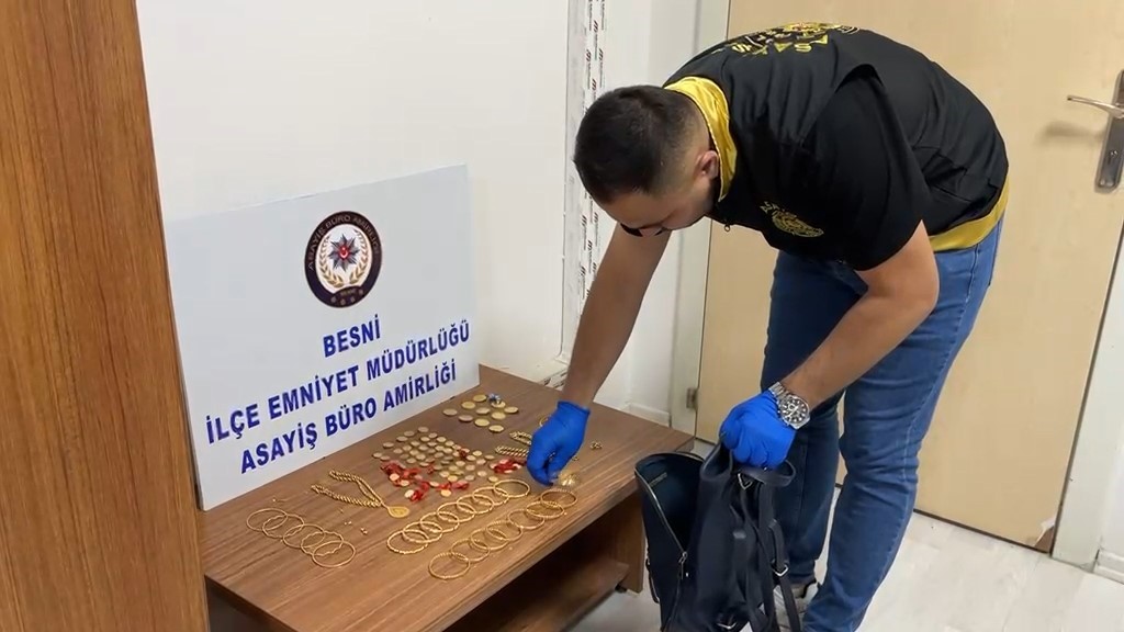 buldugu-6-5-milyonluk-altin-dolu-cantayi-polise-teslim-etti