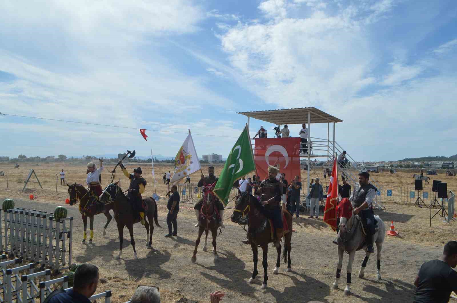 ayvalik-ta-rahvan-at-yarislarinda-100-at-piste-cikti