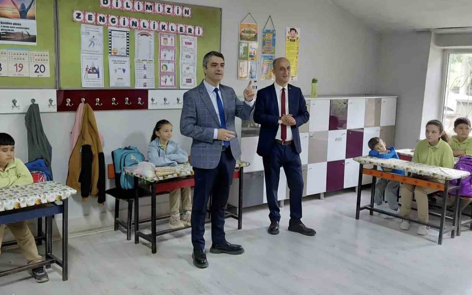 kutahya-ase-sosyal-bilimler-lisesi-nden-gulduren-koyu-okuluna-anlamli-ziyaret