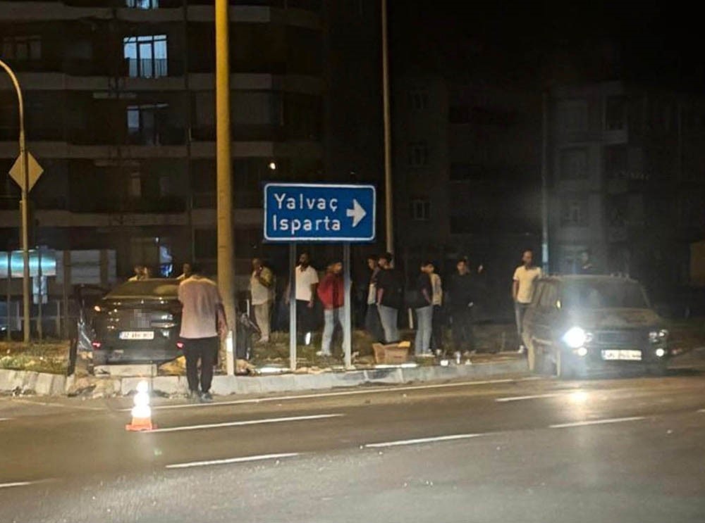 isparta-da-kavsakta-iki-otomobil-carpisti-3-yarali