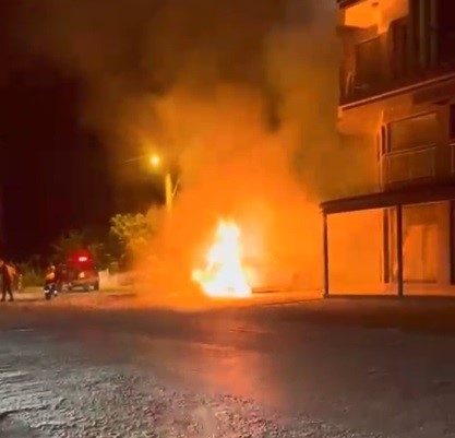 dalaman-da-park-halindeki-elektrikli-arac-alev-alev-yandi