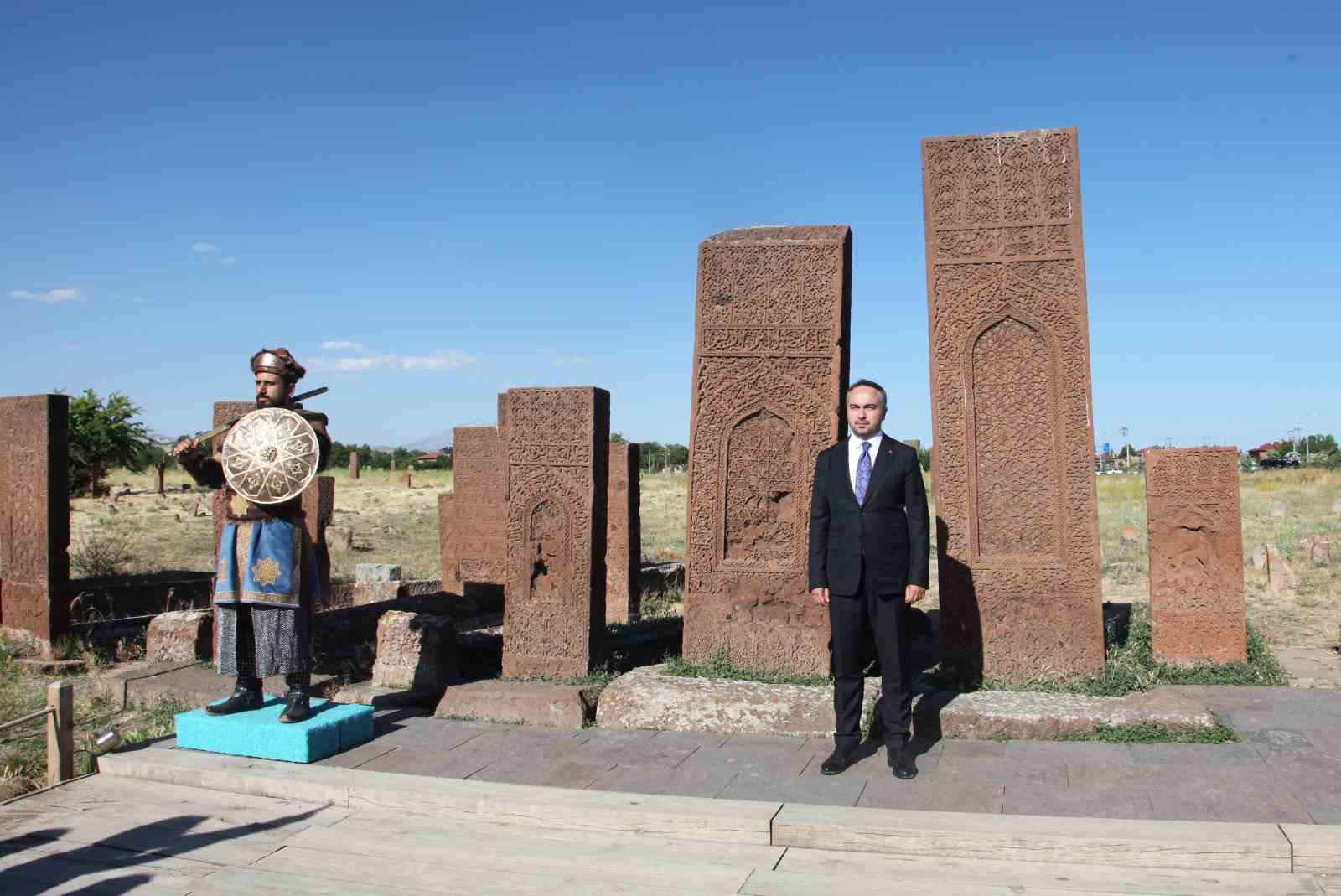 bakan-yardimcisi-demiralp-ahlat-ta-selcuklu-mezarligi-ni-ziyaret-etti
