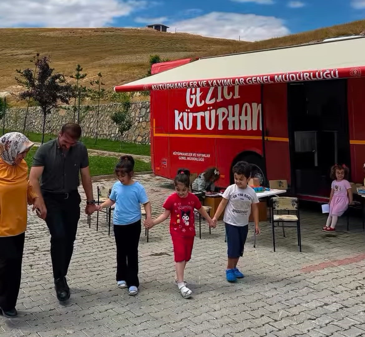 gezici-kutuphane-gokcedere-de-cocuklarla-bulustu