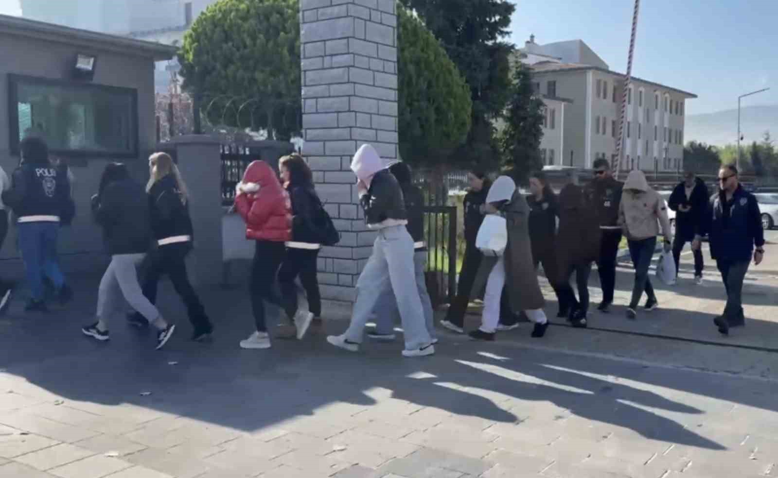 duzce-de-masaj-salonlarina-baskin-7-gozalti