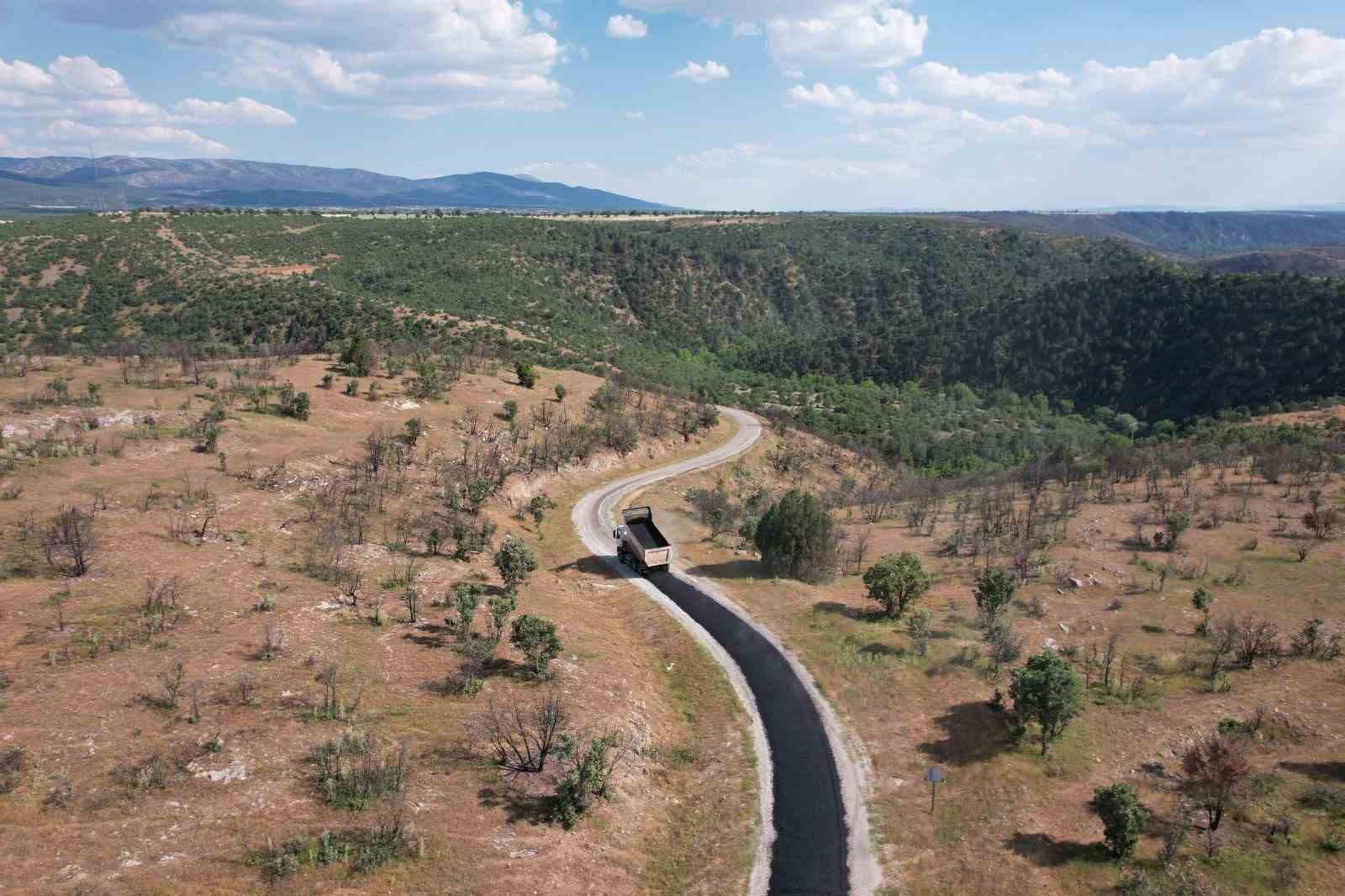 usak-ta-koy-yollarinda-asfalt-serme-calismalari-suruyor