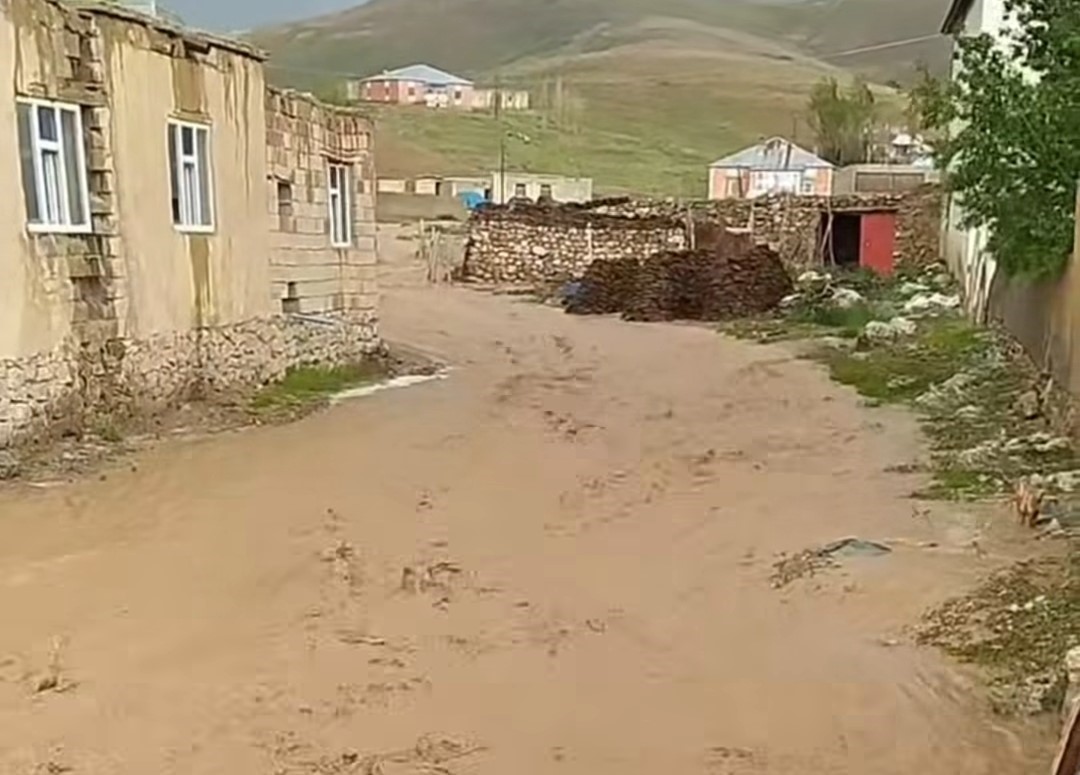 baskale-de-saganak-sonucu-sel-meydana-geldi