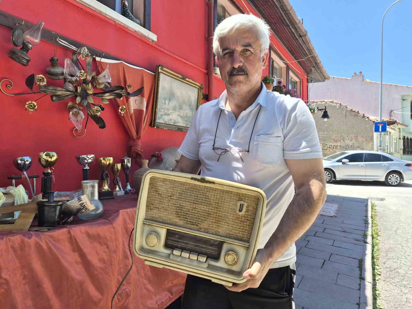 olum-haberinin-dustugu-evlerden-cikarilan-ve-hikayesi-olan-antikalar