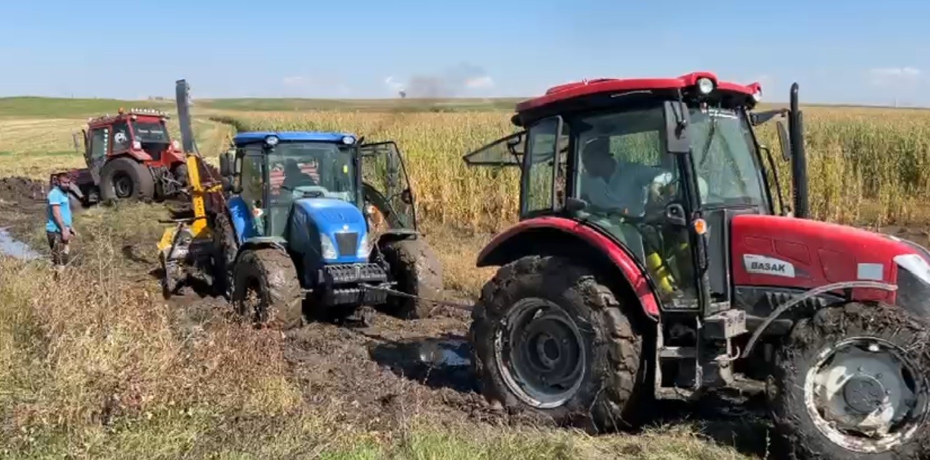 kars-ta-misir-hasadi-yarida-kaldi-camura-saplanan-traktor-kurtarildi